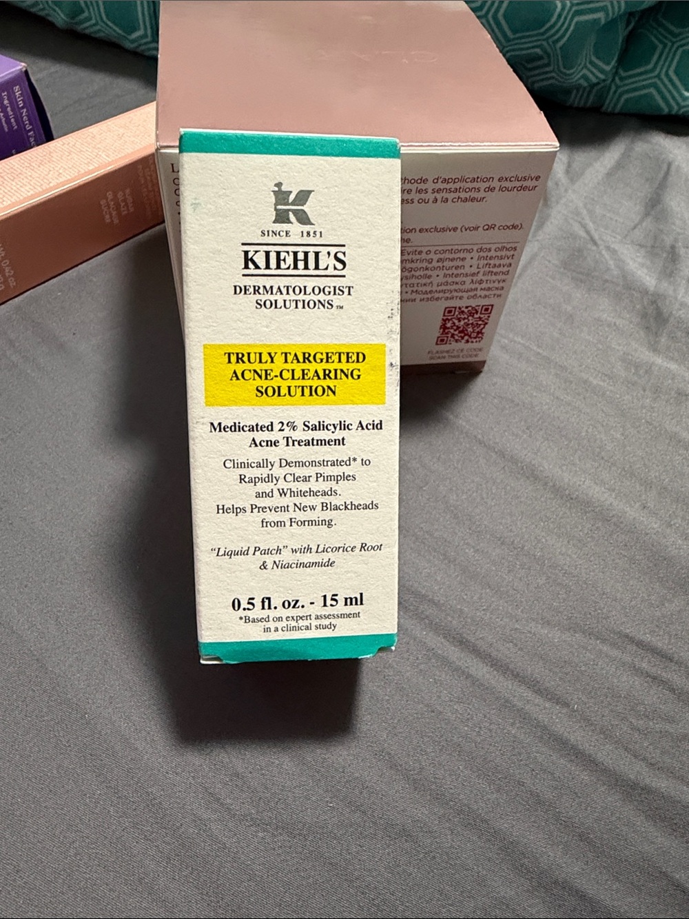 Kiehl's Truly Targeted Acne-Clearing Solution - White with Teal Accents